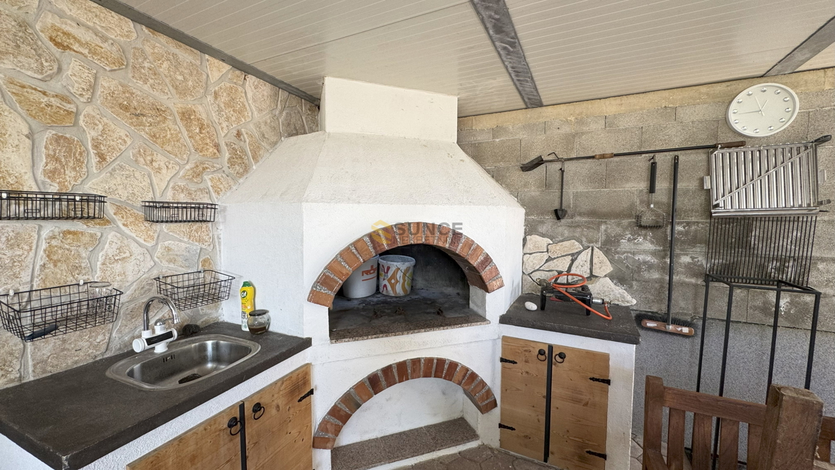 Mesto Krk samostojna hiša z dvema ločenima stanovanjem in pogledom na morje!