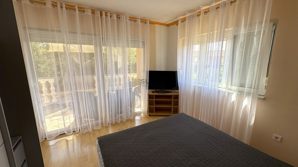 Mesto Krk samostojna hiša z dvema ločenima stanovanjem in pogledom na morje!