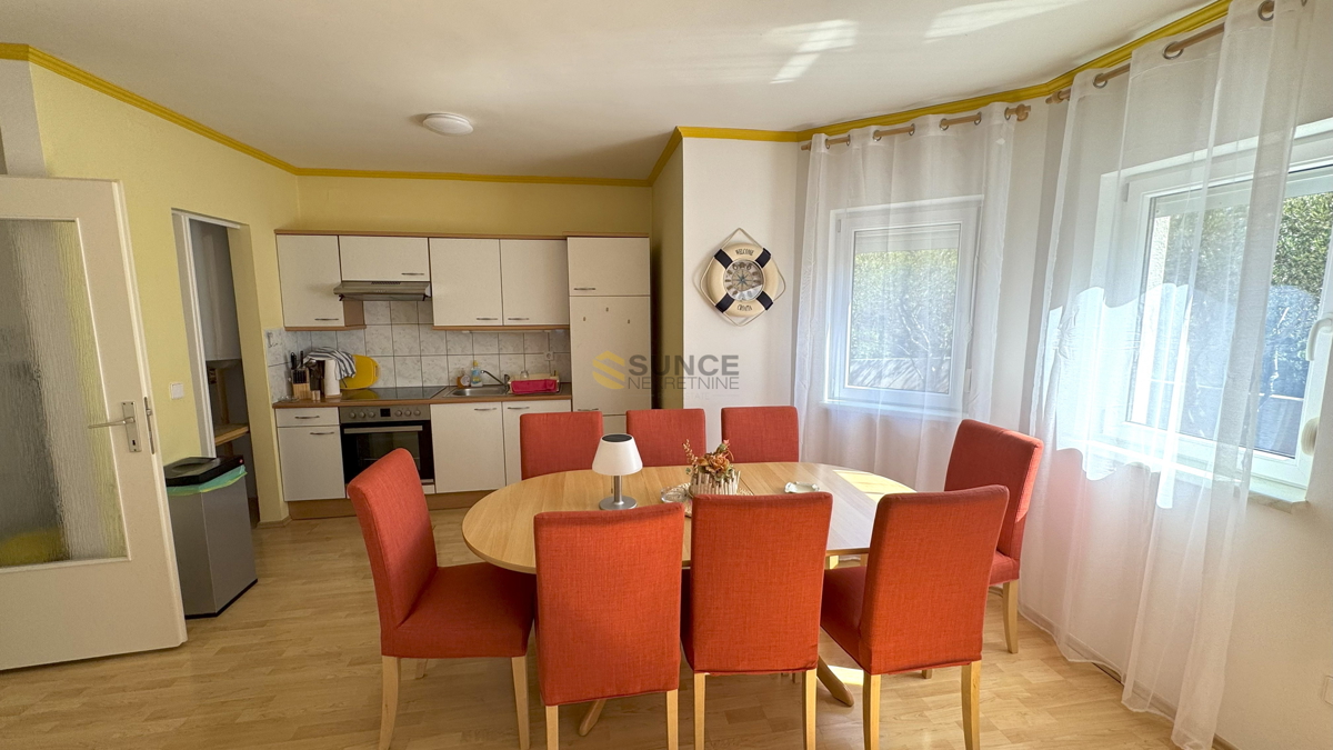 Mesto Krk samostojna hiša z dvema ločenima stanovanjem in pogledom na morje!