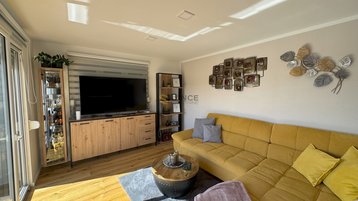 Mesto Krk samostojna hiša z dvema ločenima stanovanjem in pogledom na morje!