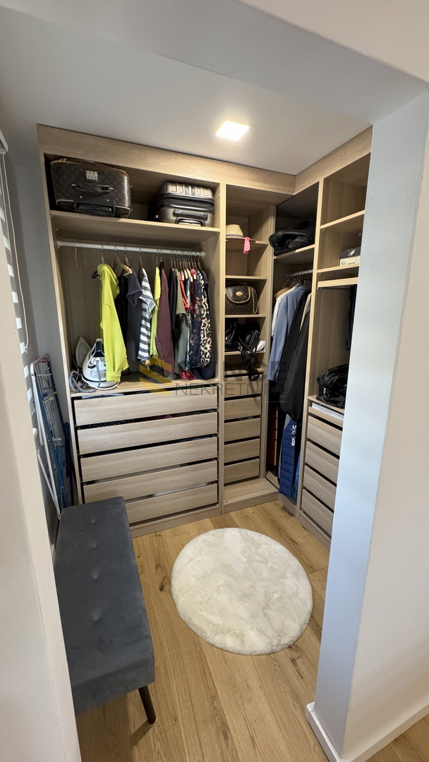 Mesto Krk samostojna hiša z dvema ločenima stanovanjem in pogledom na morje!