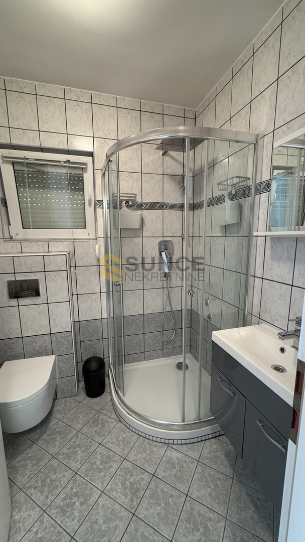 Mesto Krk samostojna hiša z dvema ločenima stanovanjem in pogledom na morje!