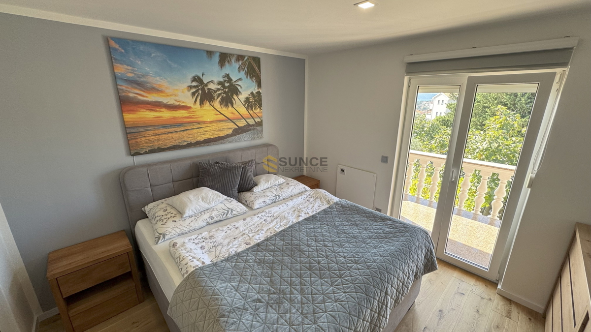 Mesto Krk samostojna hiša z dvema ločenima stanovanjem in pogledom na morje!