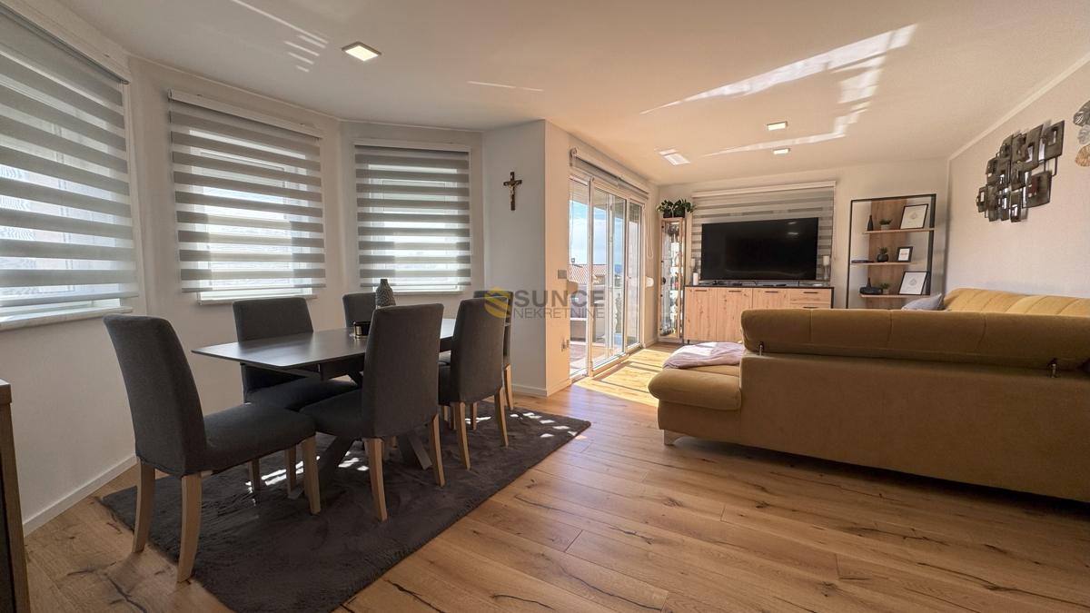 Mesto Krk samostojna hiša z dvema ločenima stanovanjem in pogledom na morje!