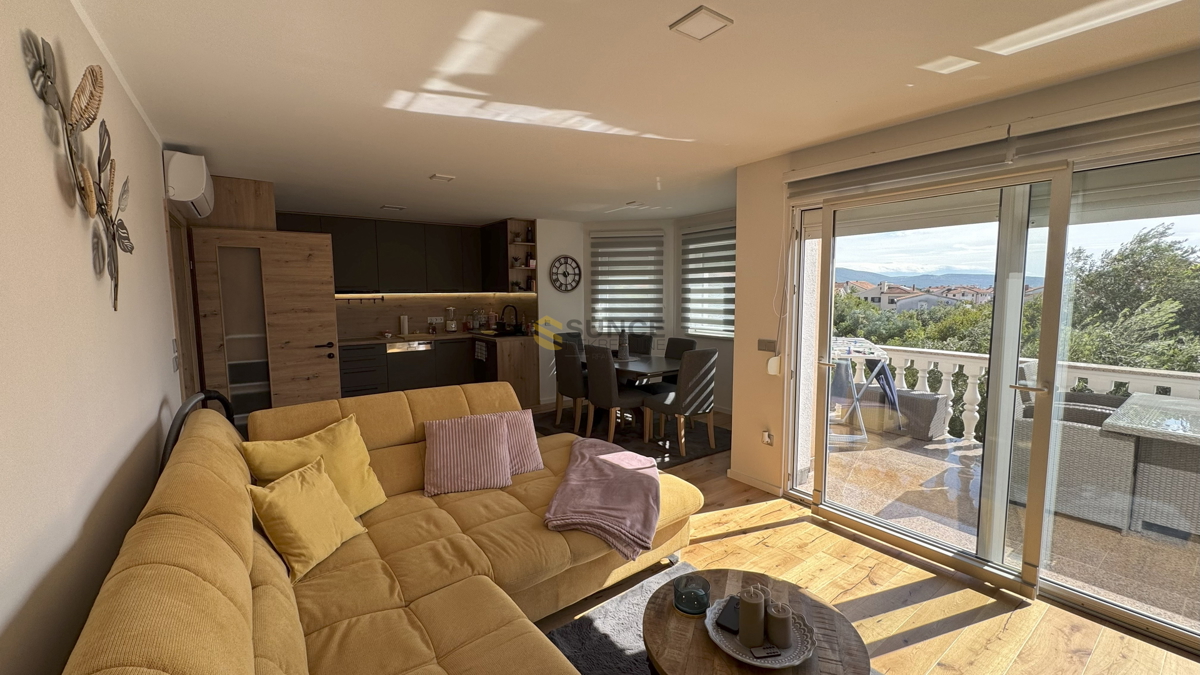 Mesto Krk samostojna hiša z dvema ločenima stanovanjem in pogledom na morje!