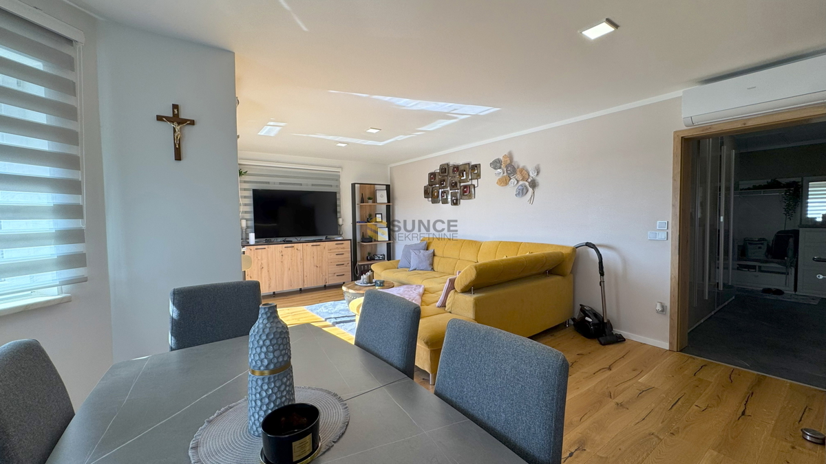 Mesto Krk samostojna hiša z dvema ločenima stanovanjem in pogledom na morje!