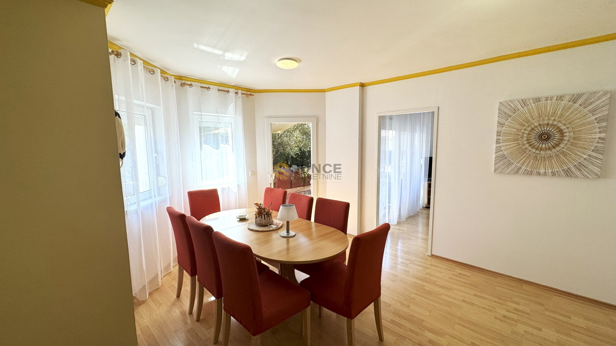 Mesto Krk samostojna hiša z dvema ločenima stanovanjem in pogledom na morje!