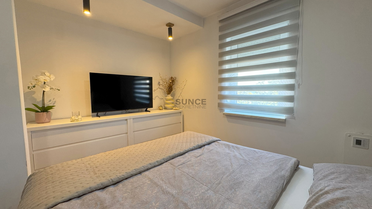 Mesto Krk samostojna hiša z dvema ločenima stanovanjem in pogledom na morje!