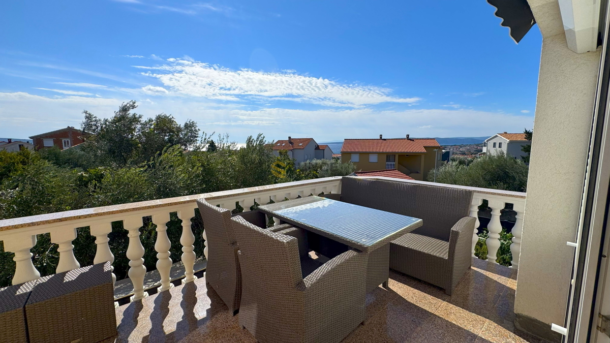 Mesto Krk samostojna hiša z dvema ločenima stanovanjem in pogledom na morje!