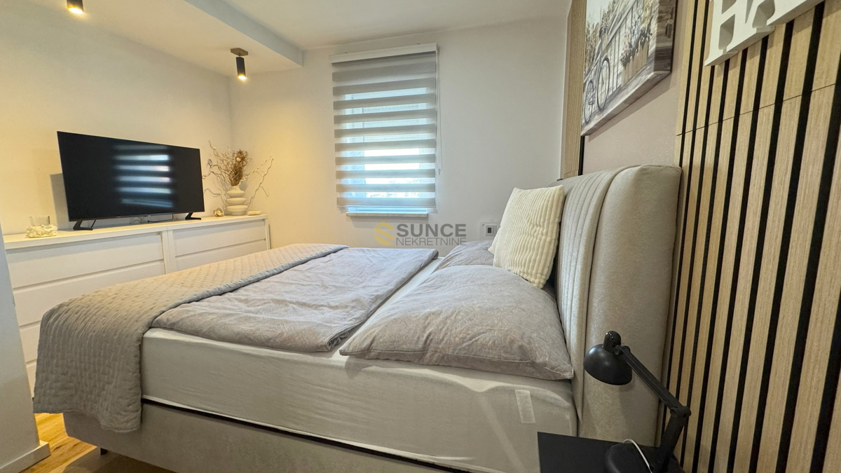 Mesto Krk samostojna hiša z dvema ločenima stanovanjem in pogledom na morje!