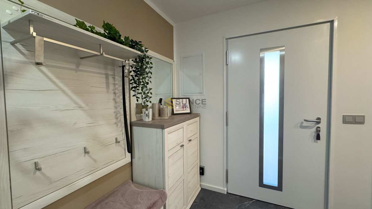 Mesto Krk samostojna hiša z dvema ločenima stanovanjem in pogledom na morje!