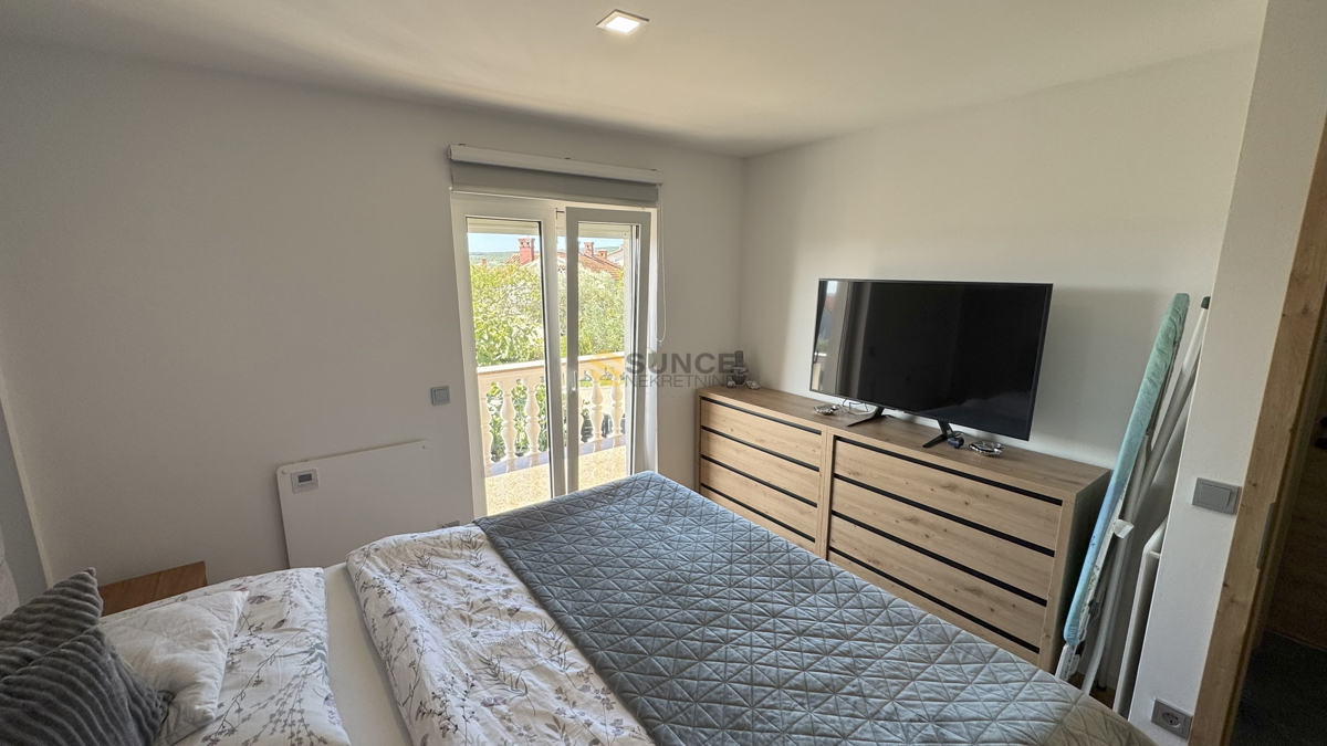 Mesto Krk samostojna hiša z dvema ločenima stanovanjem in pogledom na morje!