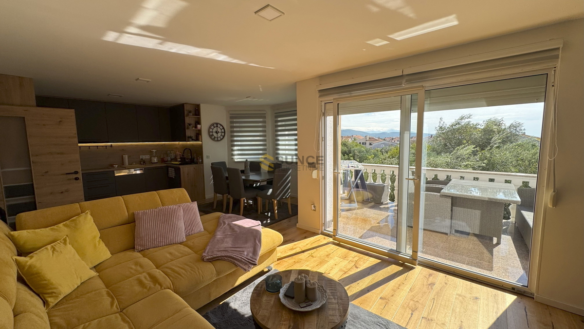 Mesto Krk samostojna hiša z dvema ločenima stanovanjem in pogledom na morje!