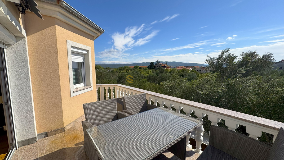 Mesto Krk samostojna hiša z dvema ločenima stanovanjem in pogledom na morje!