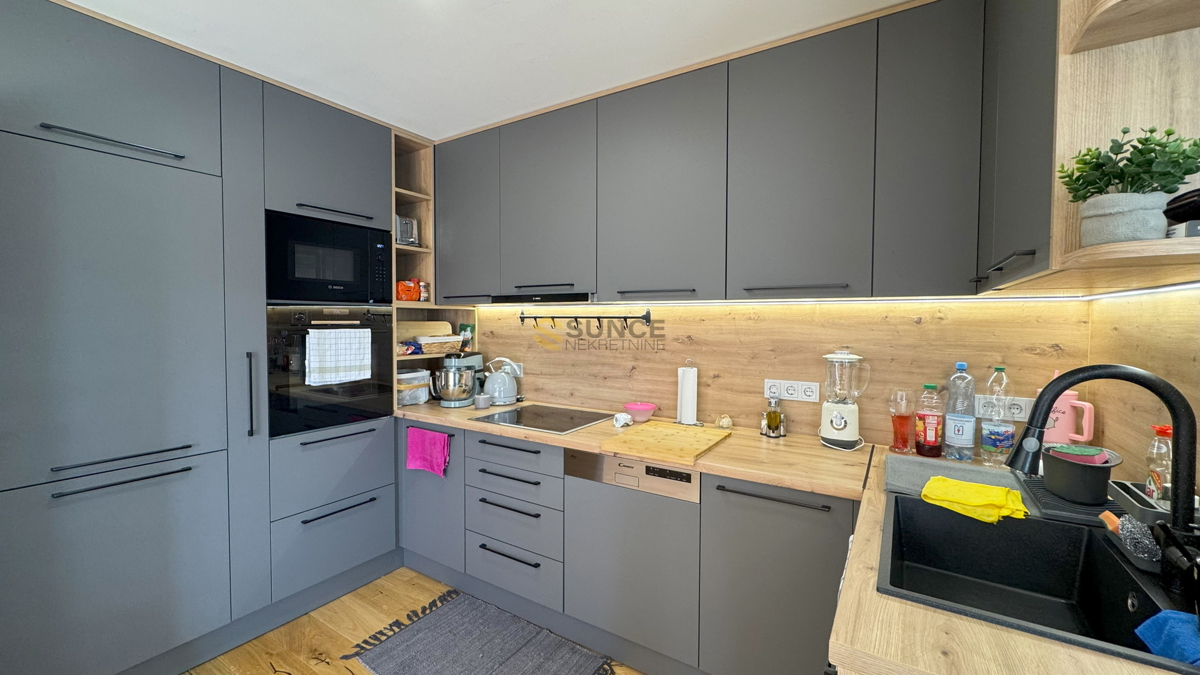 Mesto Krk samostojna hiša z dvema ločenima stanovanjem in pogledom na morje!