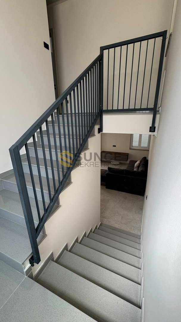 Otok KRK, okolica Vrbnika, čudovita nova vila s ogrevanim bazenom in urejenim vrtom!