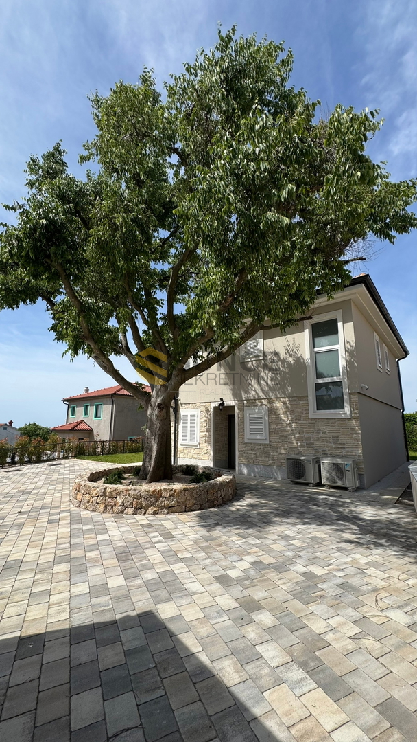 Otok KRK, okolica Vrbnika, čudovita nova vila s ogrevanim bazenom in urejenim vrtom!