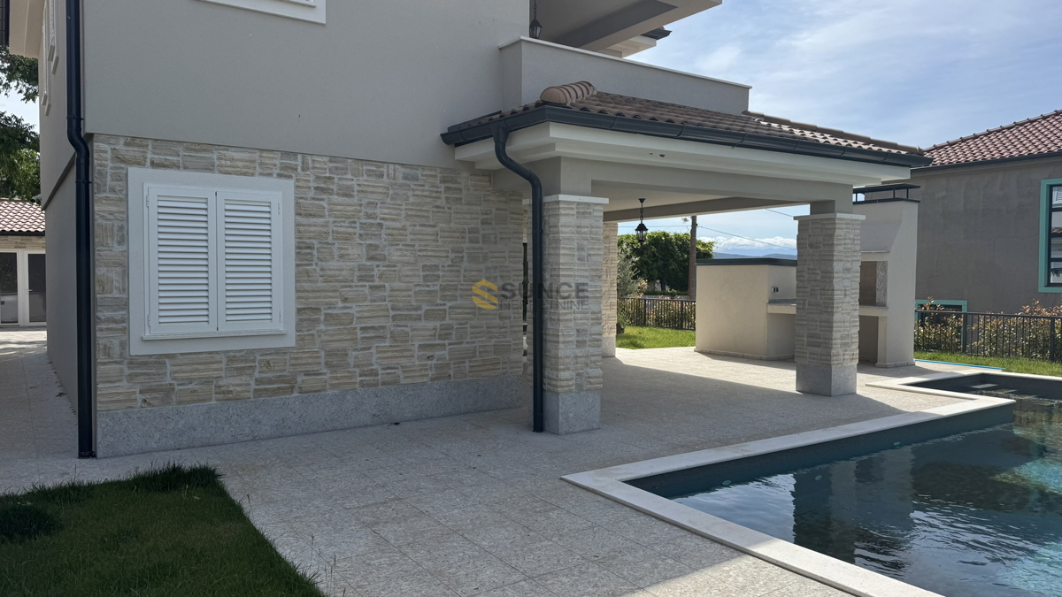 Otok KRK, okolica Vrbnika, čudovita nova vila s ogrevanim bazenom in urejenim vrtom!