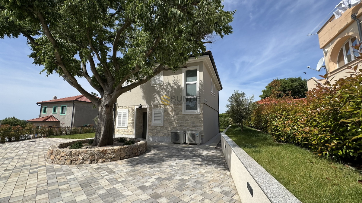 Otok KRK, okolica Vrbnika, čudovita nova vila s ogrevanim bazenom in urejenim vrtom!