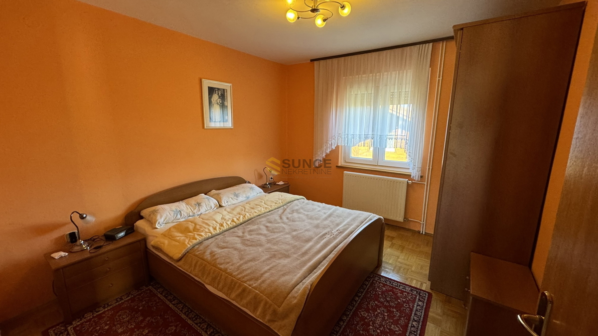 Malinska, Milovčić, opremljena samostojna hiša z dvema stanovanjema!