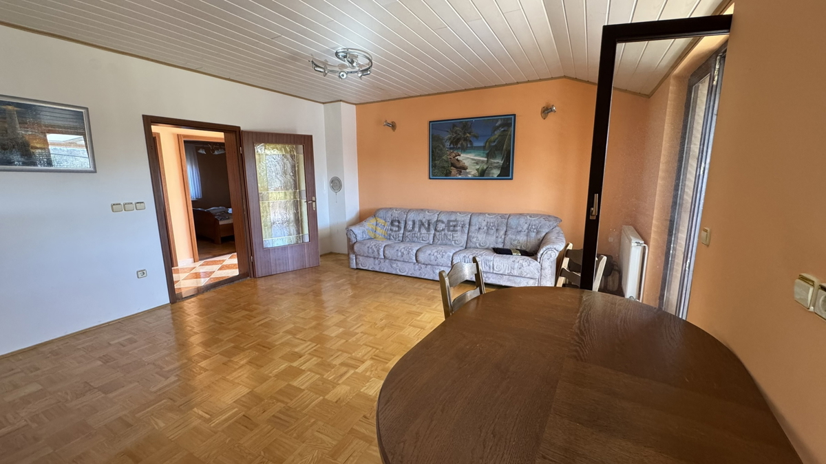 Malinska, Milovčić, opremljena samostojna hiša z dvema stanovanjema!