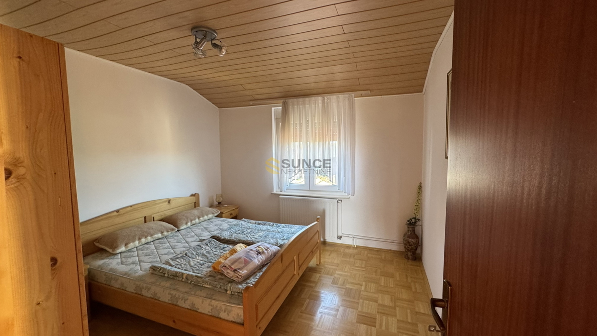 Malinska, Milovčić, opremljena samostojna hiša z dvema stanovanjema!