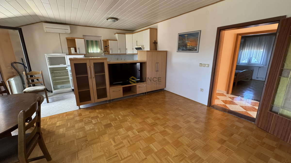 Malinska, Milovčić, opremljena samostojna hiša z dvema stanovanjema!