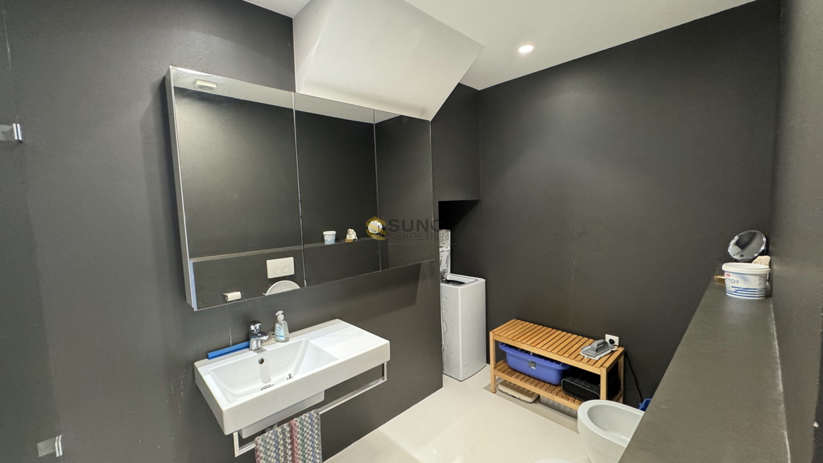 Mesto Krk, apartma v pritličju velikosti 91 m2 z lastnim vrtom in pogledom na morje!