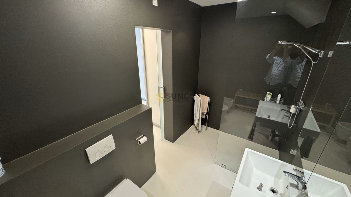 Mesto Krk, apartma v pritličju velikosti 91 m2 z lastnim vrtom in pogledom na morje!