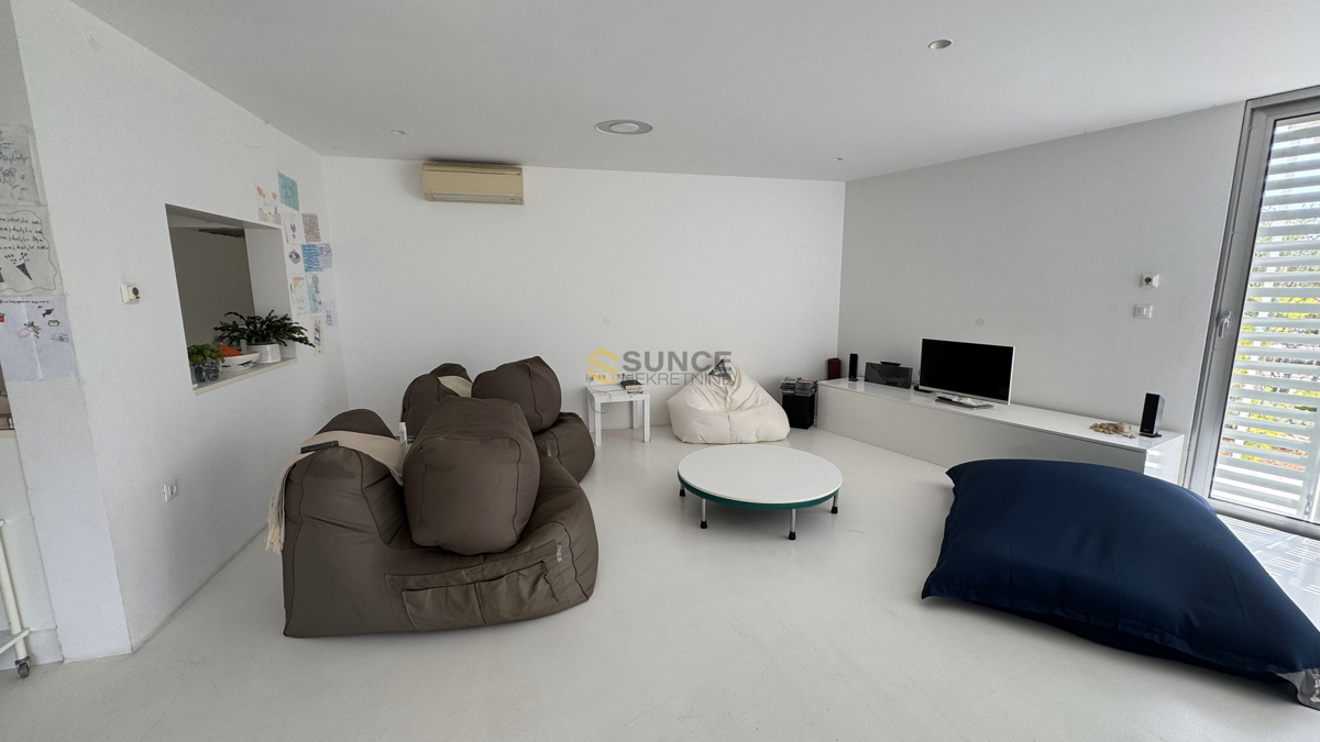 Mesto Krk, apartma v pritličju velikosti 91 m2 z lastnim vrtom in pogledom na morje!