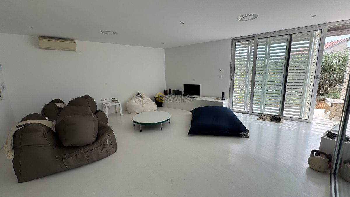 Mesto Krk, apartma v pritličju velikosti 91 m2 z lastnim vrtom in pogledom na morje!