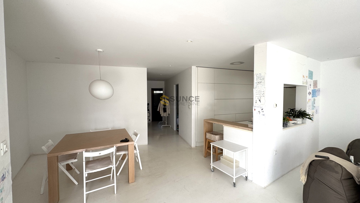 Mesto Krk, apartma v pritličju velikosti 91 m2 z lastnim vrtom in pogledom na morje!