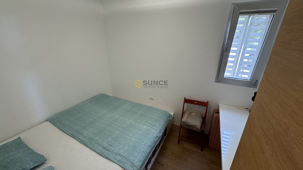 Mesto Krk, apartma v pritličju velikosti 91 m2 z lastnim vrtom in pogledom na morje!