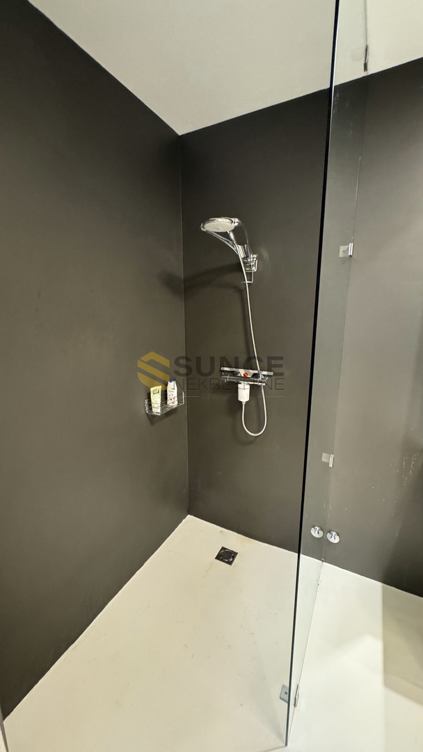 Mesto Krk, apartma v pritličju velikosti 91 m2 z lastnim vrtom in pogledom na morje!
