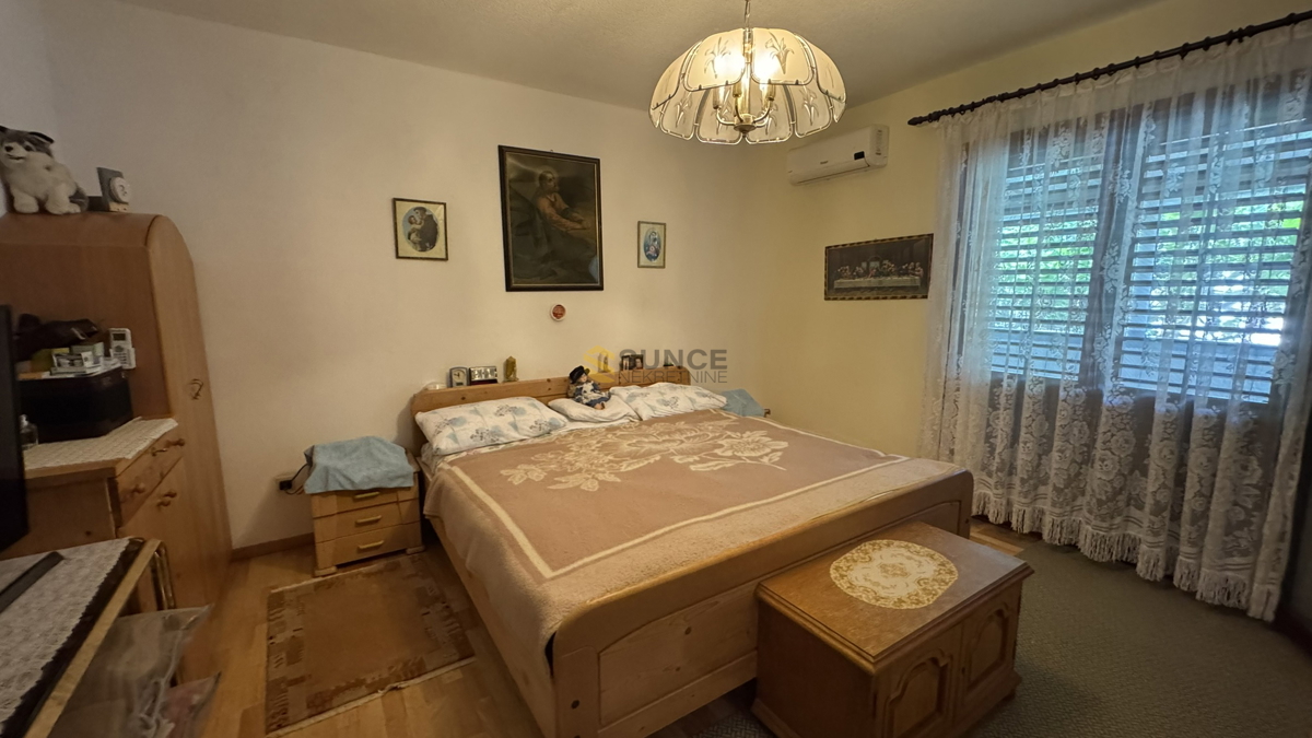 Šilo samostojna hiša s štirimi stanovanji