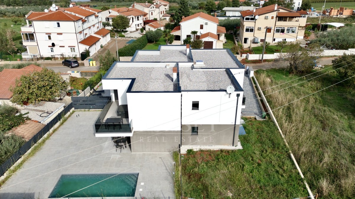 OKOLICA POREČA - PRITLIČNO STANOVANJE S POGLEDOM NA MORJE