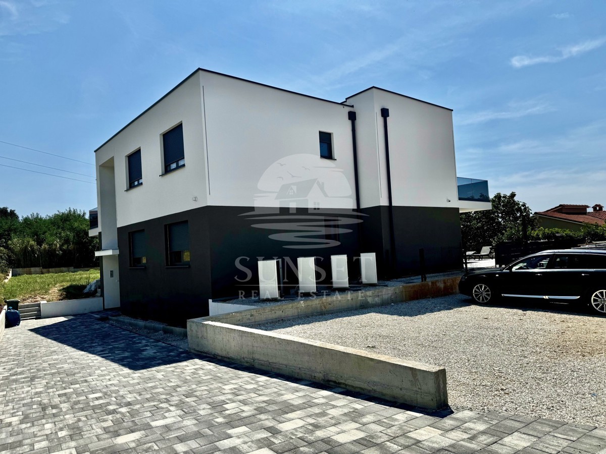 OKOLICA POREČA - PRITLIČNO STANOVANJE S POGLEDOM NA MORJE