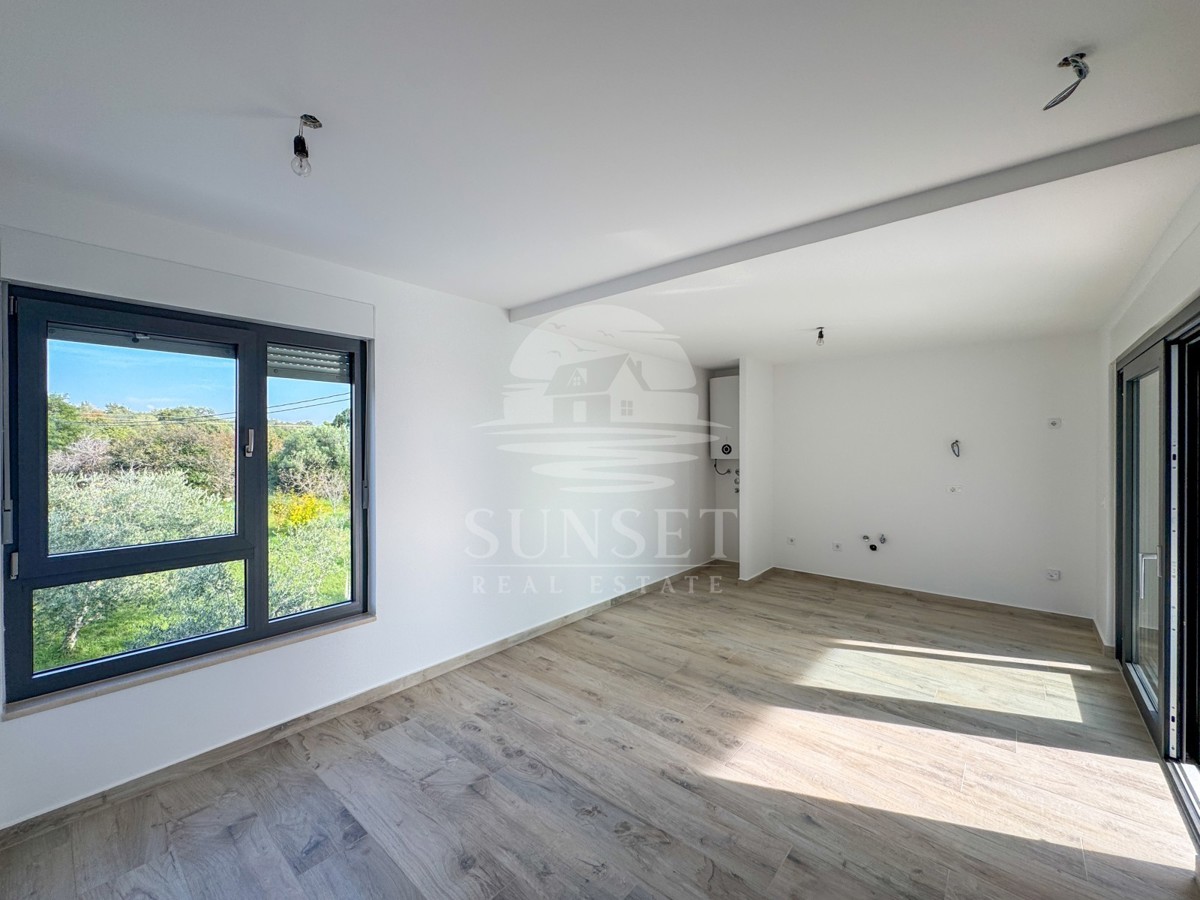 MODEREN STAN V SAMO 300 METRIH OD MORA (B2)