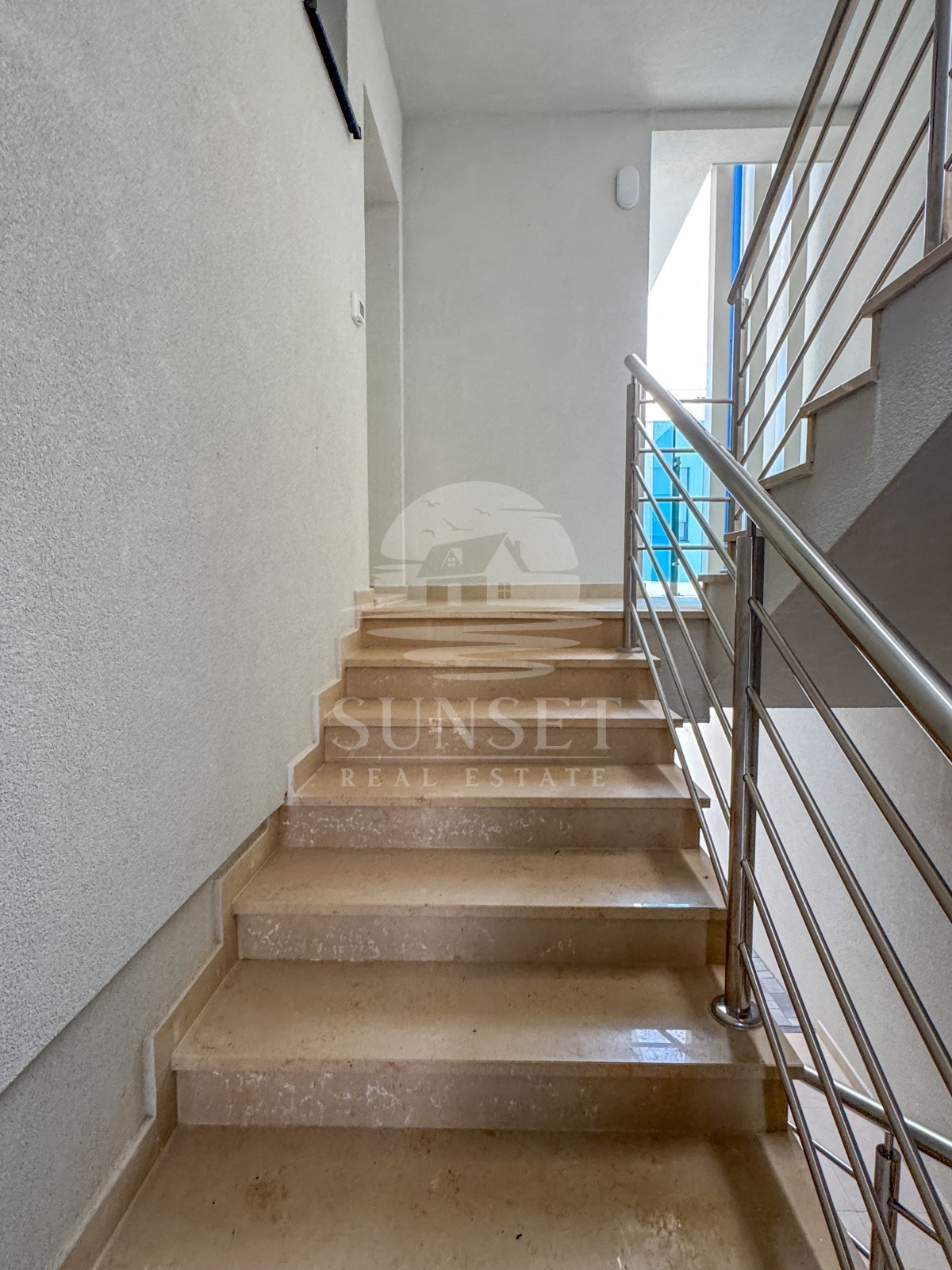 MODEREN STAN V SAMO 300 METRIH OD MORA (B2)