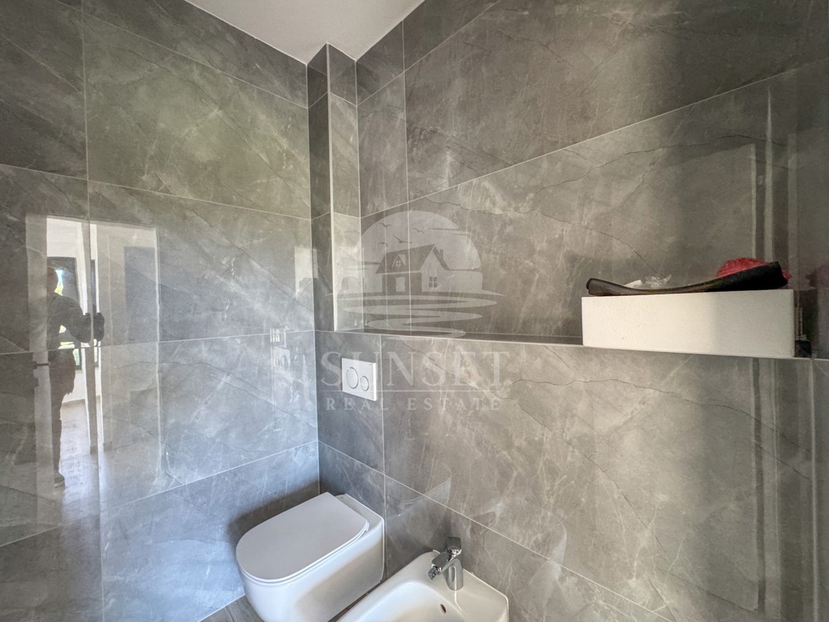 MODEREN STAN V SAMO 300 METRIH OD MORA (B2)