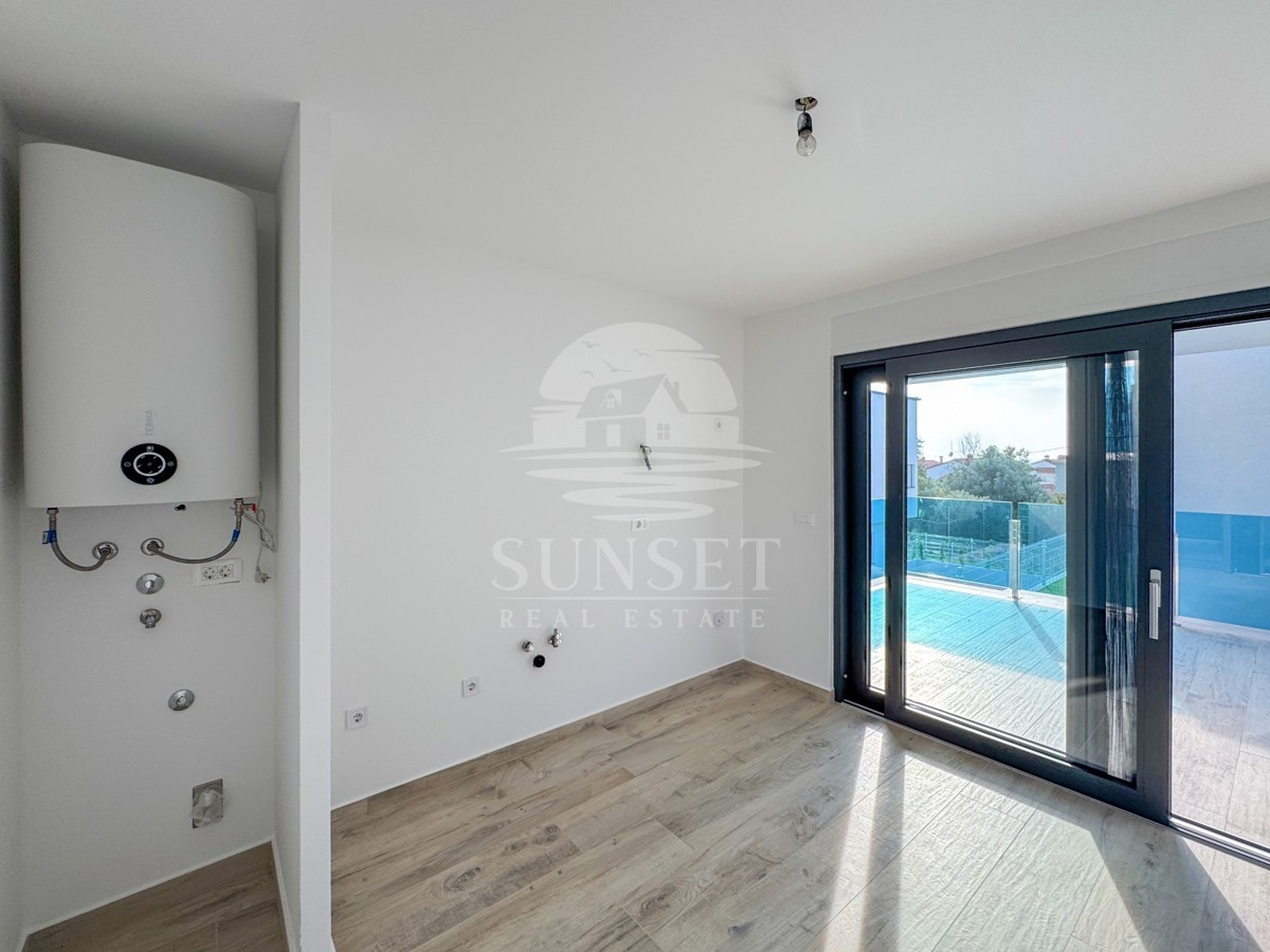 MODEREN STAN V SAMO 300 METRIH OD MORA (B2)