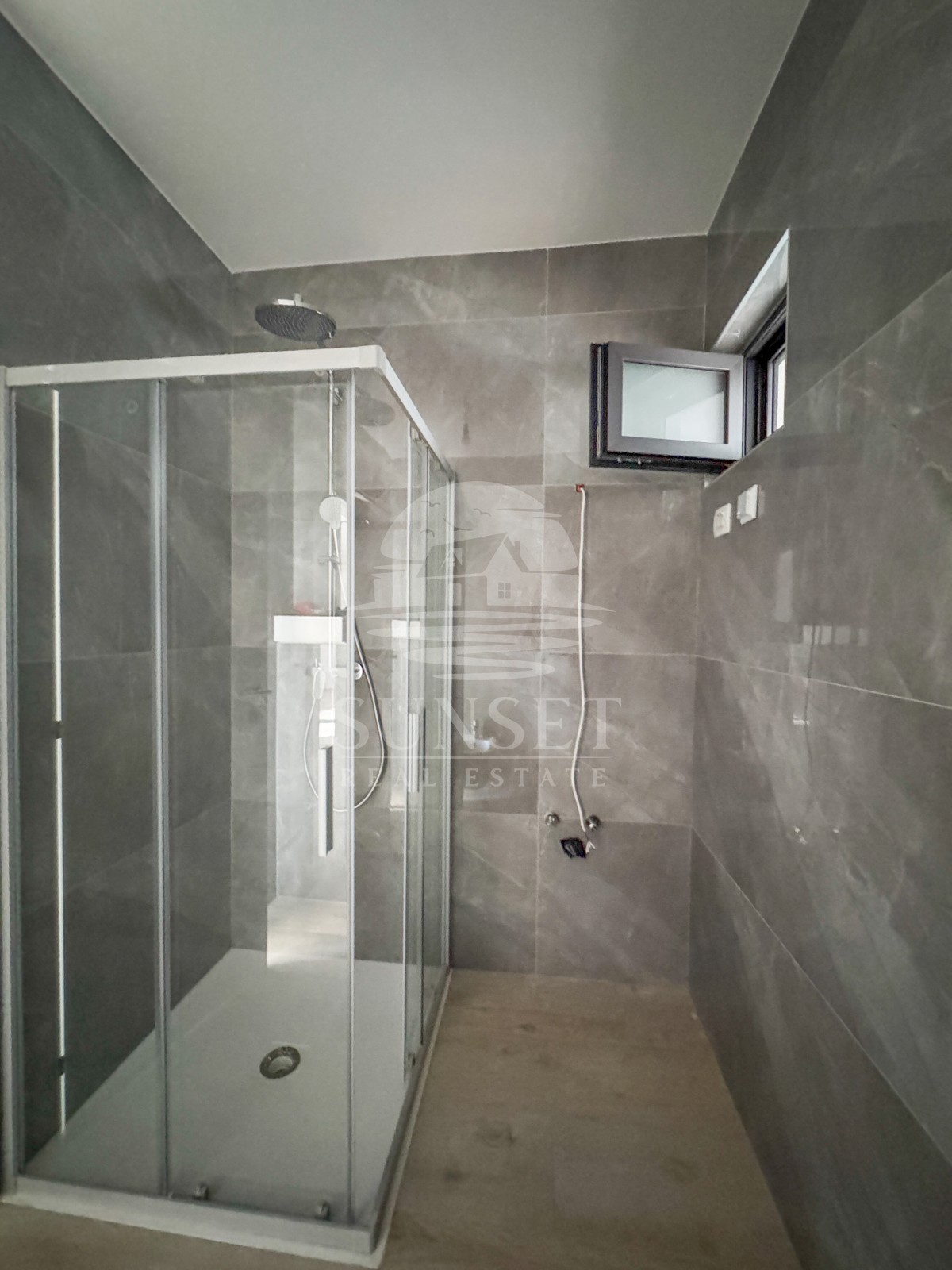 MODEREN STAN V SAMO 300 METRIH OD MORA (B2)