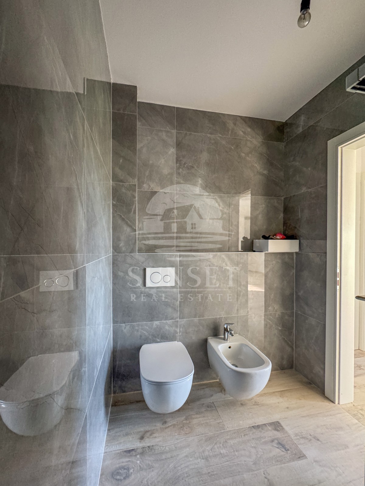 MODEREN STAN V SAMO 300 METRIH OD MORA (B2)