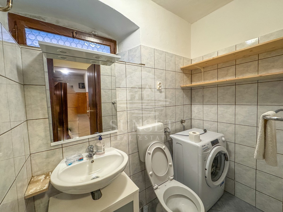 ISTRA -HIŠA S KONOBO IN TERASO Z RAZGLEDOM NA MORJE