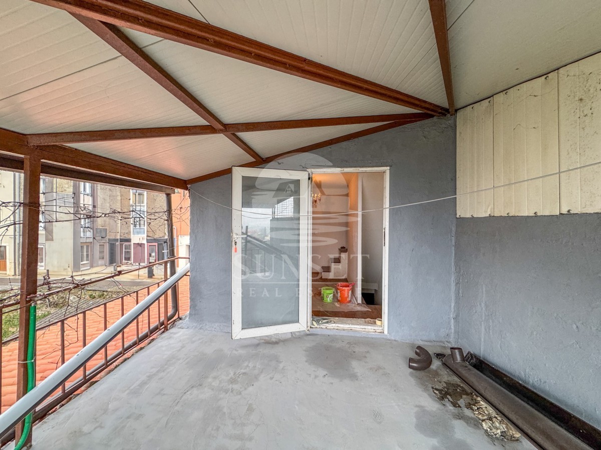 ISTRA -HIŠA S KONOBO IN TERASO Z RAZGLEDOM NA MORJE