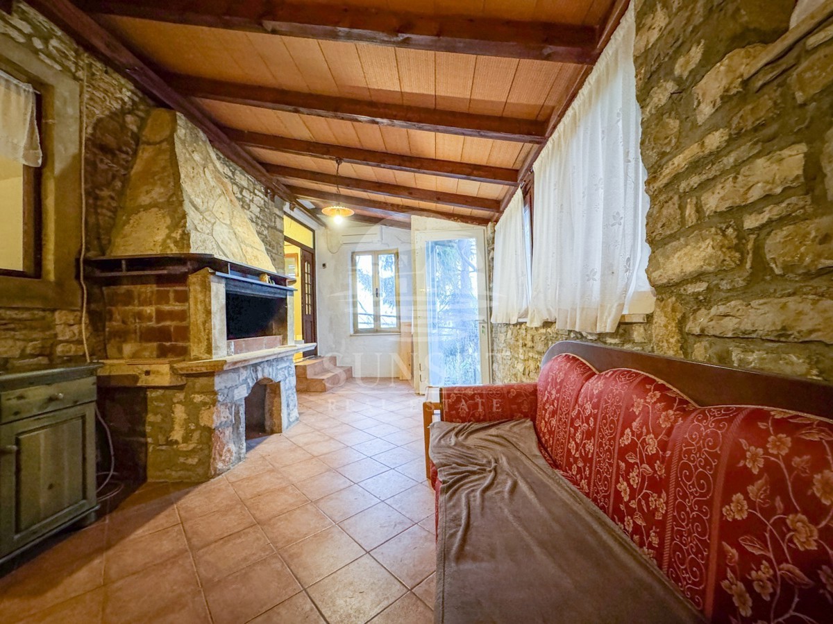 ISTRA -HIŠA S KONOBO IN TERASO Z RAZGLEDOM NA MORJE