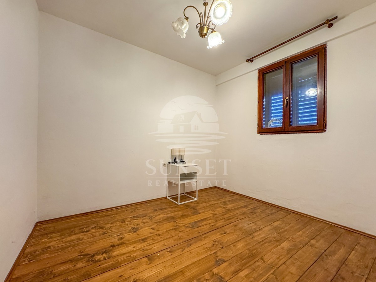 ISTRA -HIŠA S KONOBO IN TERASO Z RAZGLEDOM NA MORJE