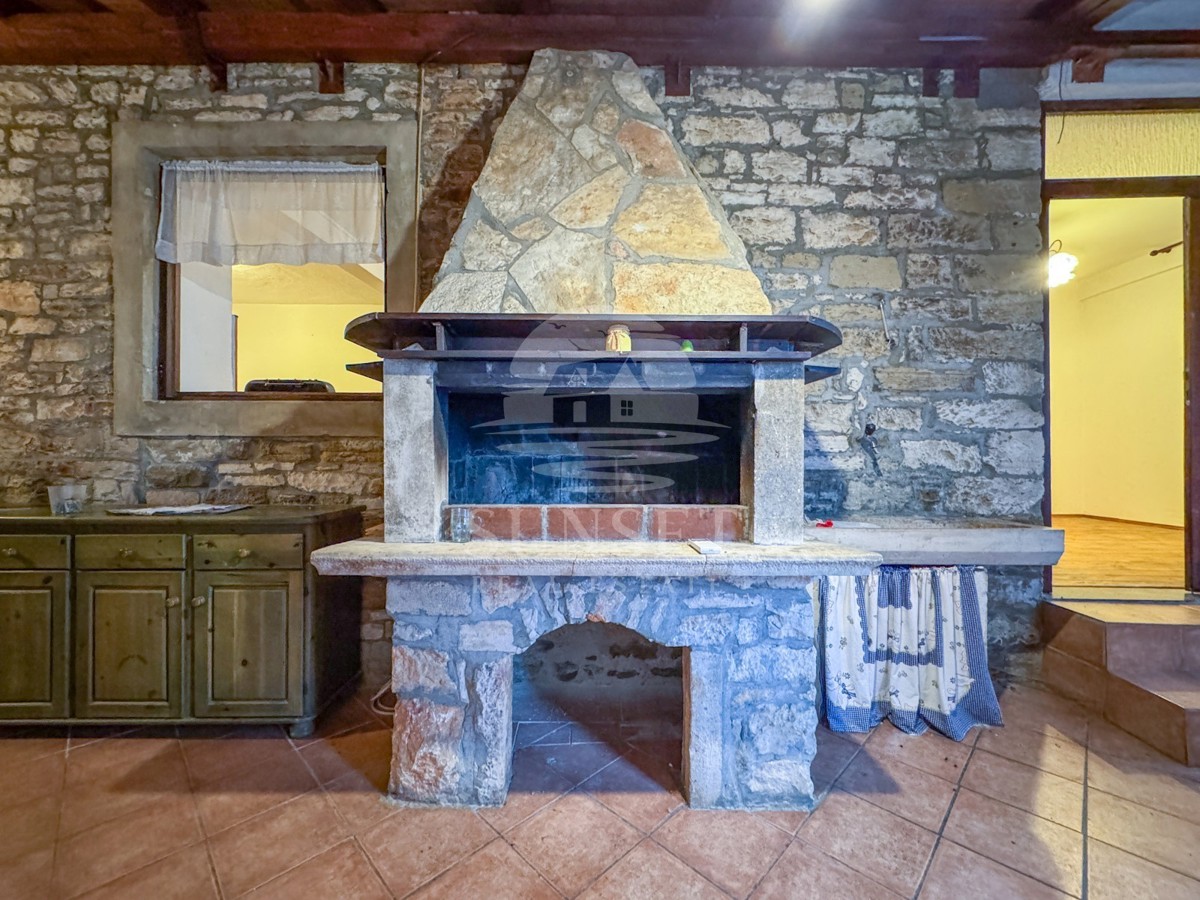 ISTRA -HIŠA S KONOBO IN TERASO Z RAZGLEDOM NA MORJE