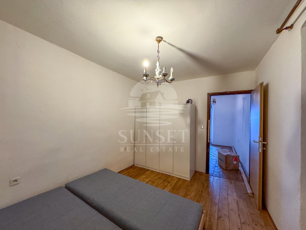 ISTRA -HIŠA S KONOBO IN TERASO Z RAZGLEDOM NA MORJE