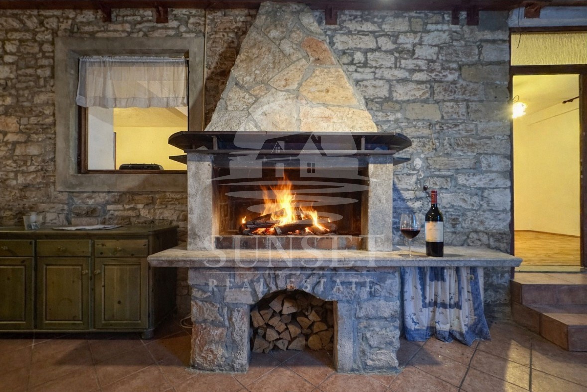 ISTRA -HIŠA S KONOBO IN TERASO Z RAZGLEDOM NA MORJE